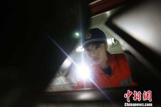 车载信号工正在检查动车组车底天线?！《〔?摄