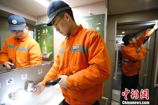 动车机械师正在检查动车组车厢内各旅客服务设备状态是否良好?！《〔?摄