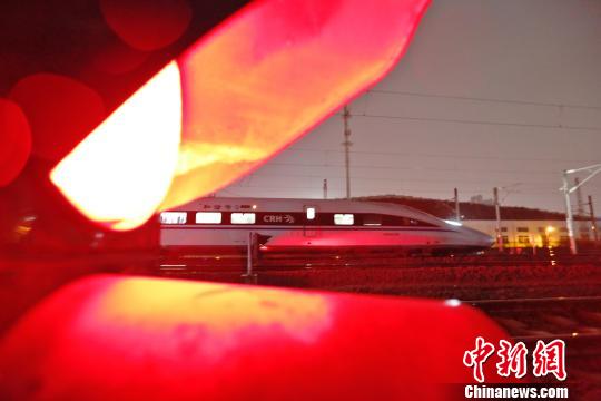 一列完成检修的动车组，缓缓驶入存车线?！《〔?摄