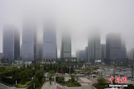 1月18日，贵阳市观山湖区出现浓雾，高楼大厦若隐若现。<a target='_blank' href='http://www.chinanews.com/'>中新社</a>记者 贺俊怡 摄