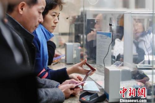 资料图：旅客正购买车票前往自己的目的地。殷立勤 摄