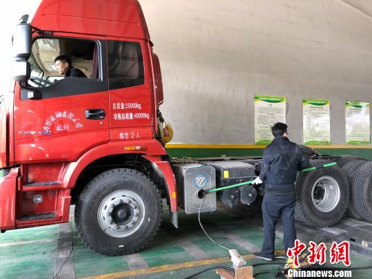 执法人员进行现场检测。杭州市生态环境局供图