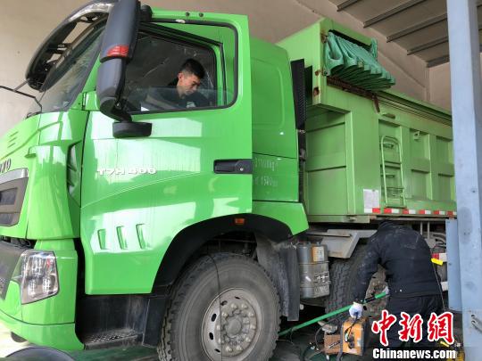 执法人员进行现场检测。杭州市生态环境局供图