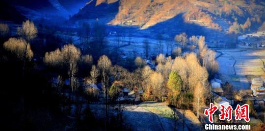 近几年，康县按照“不砍树、不埋泉、不毁草、不挪石”的乡村原生态?；だ砟睿八呈贫蔽?1个乡镇350个村子打造“一村一景”，吸引游客。图为冬日乡村。(资料图) 张军 摄