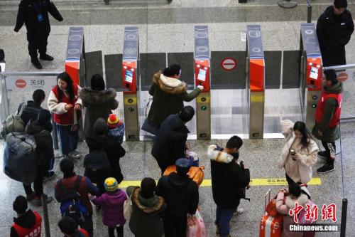 持有二代居民身份证的旅客可以自助“刷脸”进行实名制核验。殷立勤 摄