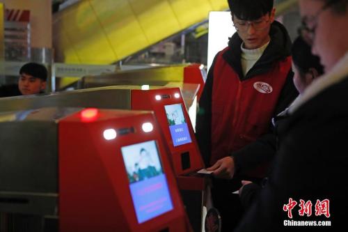 春运期间，旅客可“刷脸”进站 殷立勤 摄