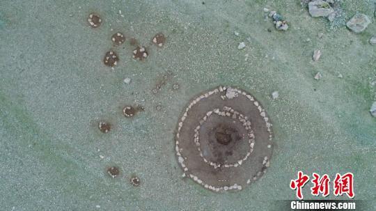 图为发掘的圆形赫列克苏尔。 内蒙古自治区文物考古研究所供图 摄