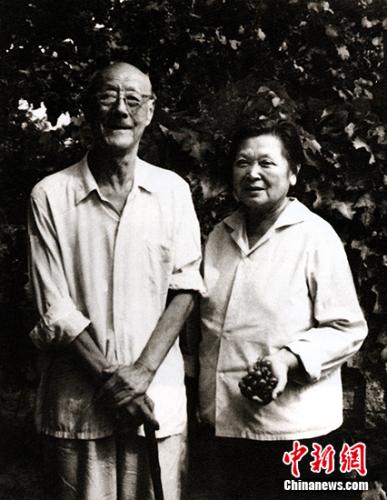 资料图：张伯驹潘素夫妇在长春参观果园后留影。展方供图