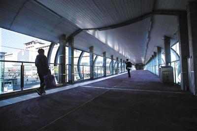 日前，北京西站南广场公交连廊启用。