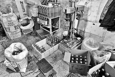 1元散装酒20秒变“品牌酒”揭假酒制售“套路”