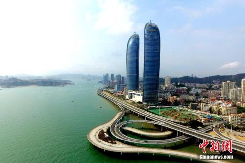 资料图:空中鸟瞰厦门演武大桥海上观景台。 王东明 摄 点击进入下一页