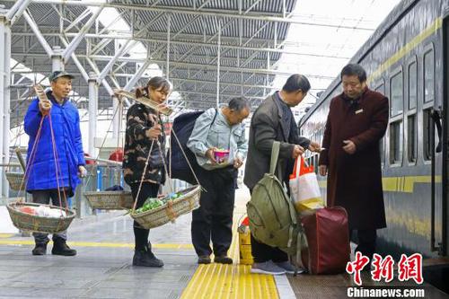 菜农们排队上车。　汪翰 摄