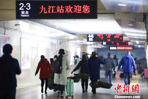 菜农们进站上车?！⊥艉?摄