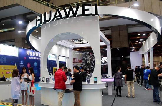 ▲资料图片：2018年11月28日，台湾年度消费电子展“资讯月”在台北登场，图为华为在现场设置的展区。 （中新社）