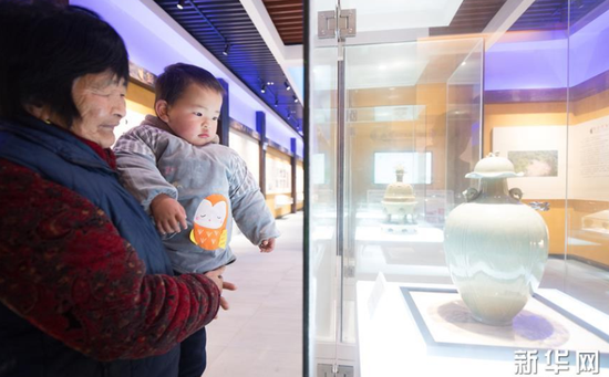 1月22日，上虞区上浦镇大善小坞村村民在村里的越窑青瓷馆观看青瓷展品。