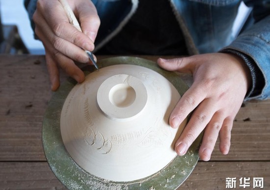 1月22日，在上虞区凤凰山考古遗址公园，一名工匠在演示越窑刻划花技术。
