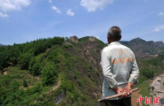 河北农民?；ぴ?9年守护“原汁原味”的长城。 中新社记者 韩冰 摄