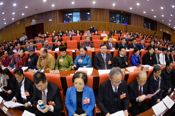 6、委员们现场认真听取报告