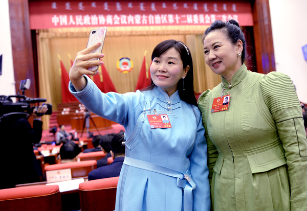 10、委员开幕会前自拍留念