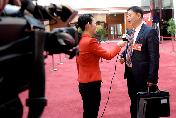 14、张波洲委员接受媒体采访