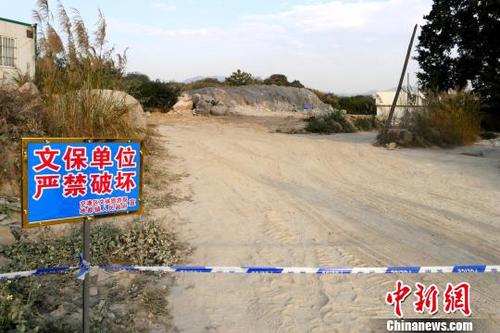 翁梅斋墓外围已拉起警戒线，当地石材企业堆放的石料、作业车辆被清理。　陈启任 摄