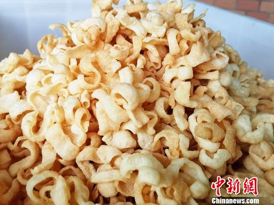 刚炸制好的玛仔蛋香浓郁 李晓春 摄 刚炸制好的玛仔蛋香浓郁 李晓春 摄
