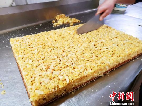 撒上白芝麻后按规格切块 李晓春 摄 撒上白芝麻后按规格切块 李晓春 摄