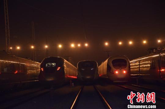 探访春运夜幕下华南最大的“动车组之家”（图）