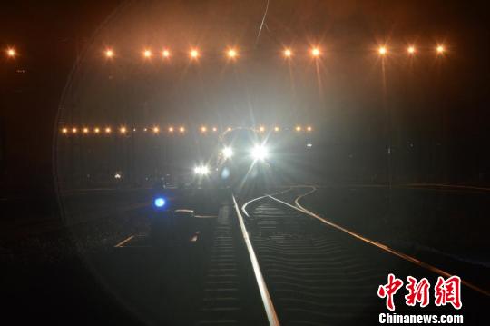 00：38，“动车大夫”们在对动车组进行会诊 韦加恒 摄