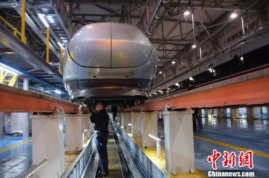 01：45，动车组机械师在进行车底检查 韦加恒 摄