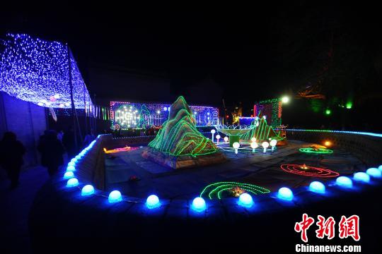 本届灯会借助IP的力量，以“溯时光新春游园灯会”为主题。张壁古堡景区供图