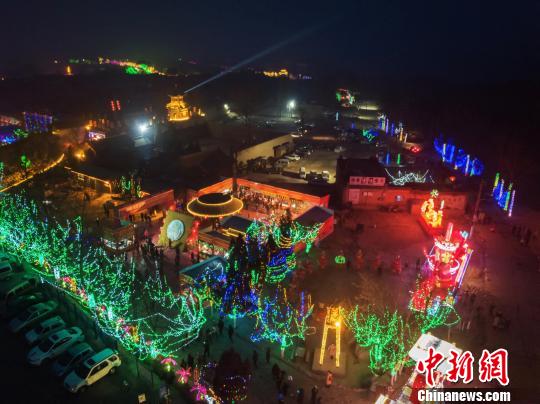 本届灯会借助IP的力量，以“溯时光新春游园灯会”为主题。张壁古堡景区供图