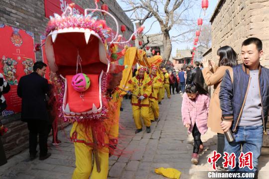 本届年俗活动新增了民俗内容和非遗表演，表现形式多样，内容丰富多彩，当地特色浓郁。张壁古堡景区供图