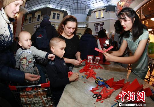 俄罗斯民众学习中国剪纸 宋福来 摄 俄罗斯民众学习中国剪纸 宋福来 摄