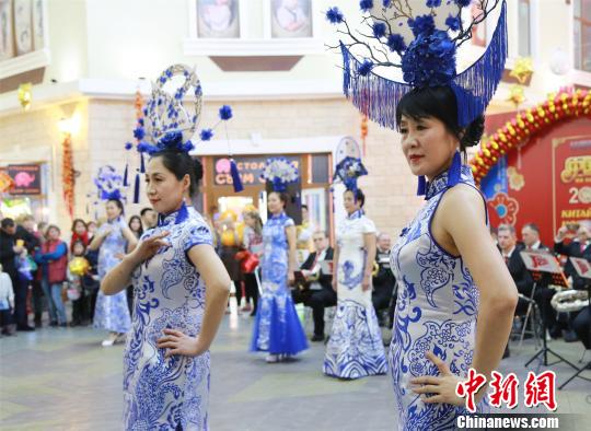 黑河旗袍协会带来旗袍秀《中国红》 宋福来 摄 黑河旗袍协会带来旗袍秀《中国红》 宋福来 摄