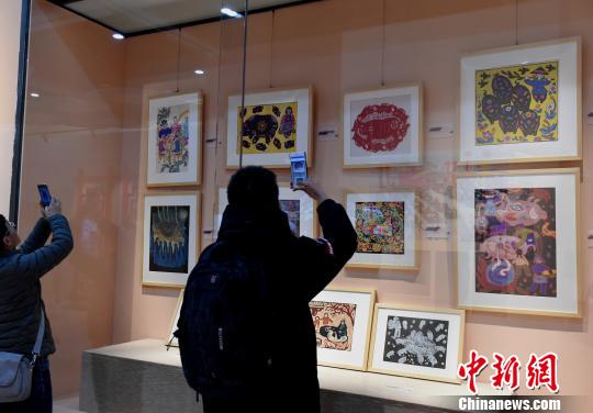 图为《金猪贺岁》展览，观众观看“猪文化”艺术品?！≈芤?摄