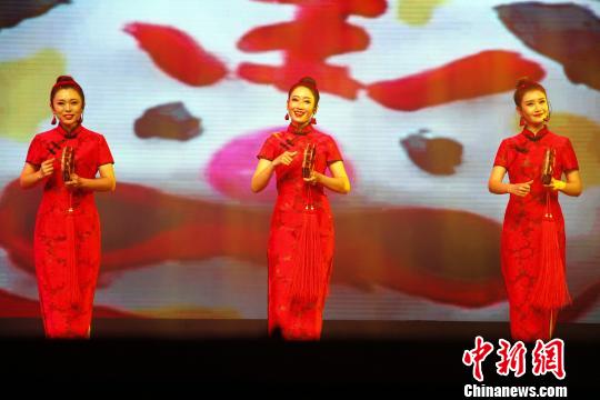 2019年“山东省非物质文化遗产月”1月28日晚在济南启动。图为曲艺串烧表演。　孙宏瑗 摄