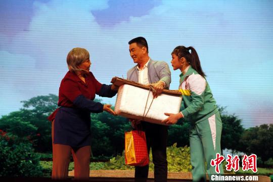 2019年“山东省非物质文化遗产月”1月28日晚在济南启动。图为表演《一个也不落下》?！∷锖觇?摄