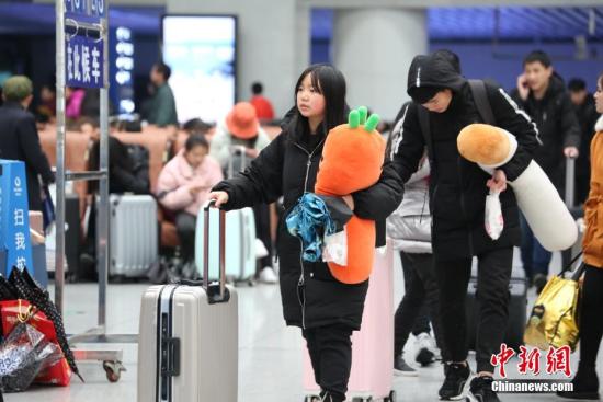 1月10日下午，南昌车站迎来学生客流。为满足高峰期学生取票需求，南昌车站提前对自助售票、取票机进行维护，并新增火车票学生优惠卡读卡器8台。期间，每天增派窗口售票人员加开窗口，南昌站开设14个人工窗口，南昌西站开设11个人工窗口，并增开学生取票专窗。同时安排工作人员在售票大厅、售取票机前对学生进行引导，方便学生更快、更好的购、取票。张杰 摄