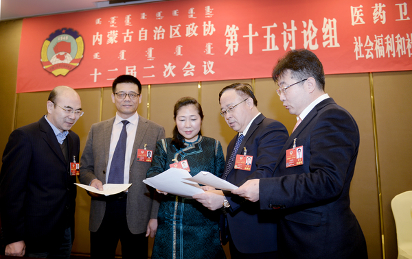 001医药卫生界委员小组会后，依然聚在一起就政府报告中提到的大力发展蒙医蒙药产业相关话题进行交流