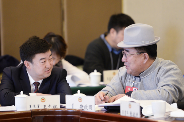 004医药卫生界王允枫委员（左）和斯钦图委员（右）就提案中的蒙医药产业进行交流