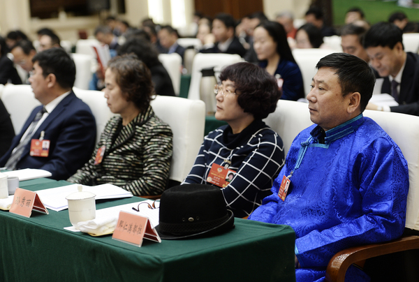 0010委员在联组会上听会