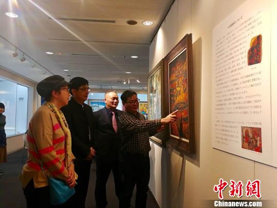 周榕清教授为观众导览?！×治那?摄