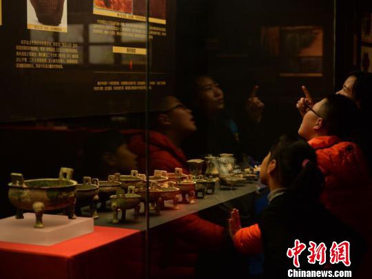 展出文物包括三批从海外回归故里的甘肃礼县大堡子山文物，以及国家博物馆、甘肃博物馆馆藏大堡子山精品文物以及早期秦文化考古出土的重要文物?！《∷?摄