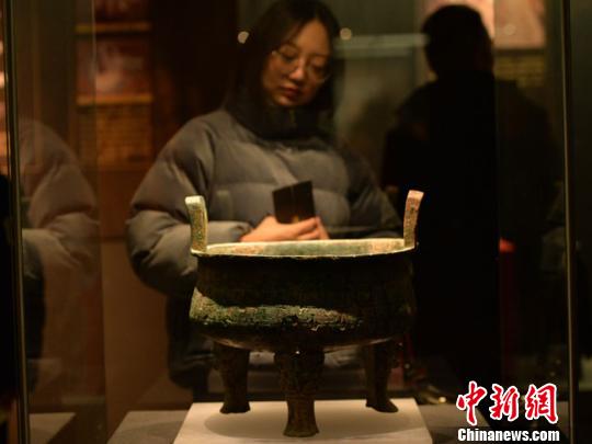 该展览分为回归、兴起、融合3个单元，以实物展示与图片、文字展板相结合的形式，生动讲述了早期秦文化故事。该展览持续至2月28日。　丁思 摄