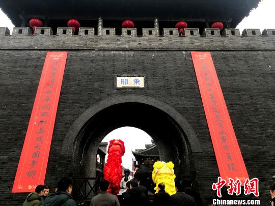 图为城门挂春联，扬州开门红。　崔佳明 摄