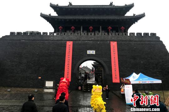 图为扬州东关城门高挂大红春联迎新春?！〈藜衙?摄