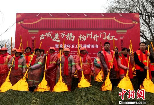 图为2018年“金扫帚”奖揭晓，108名环卫工获表彰?！〈藜衙?摄