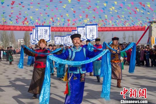 图为祭祀仪式中取火种的队伍入场?！『?摄