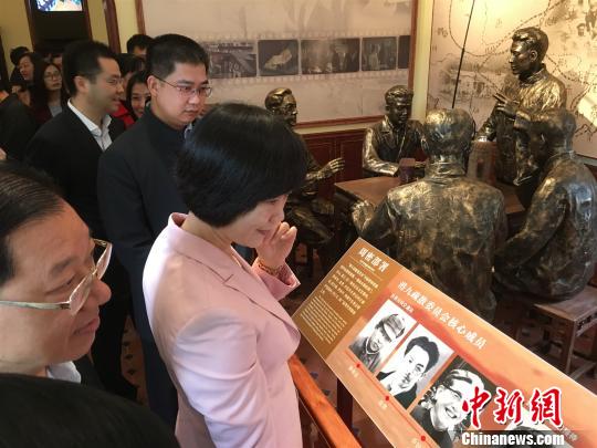 图为惠州市副市长陈高燕等参观“东湖旅店营救中国文化名人陈列馆” 宋秀杰 摄 图为惠州市副市长陈高燕等参观“东湖旅店营救中国文化名人陈列馆” 宋秀杰 摄